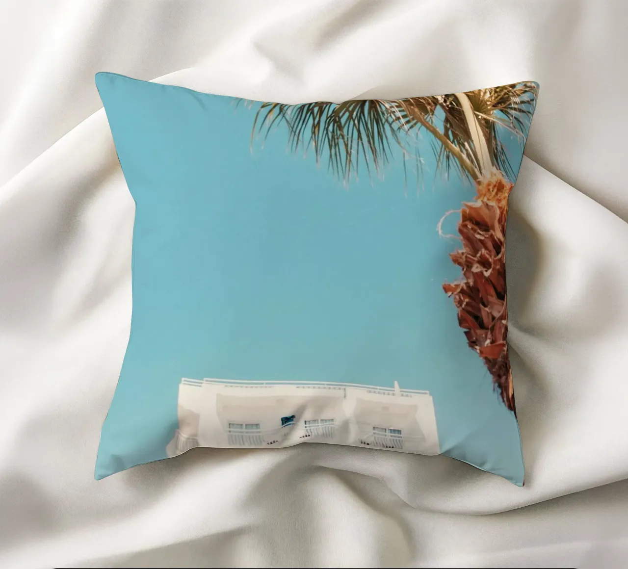 building with palm cuscino da mip of map
