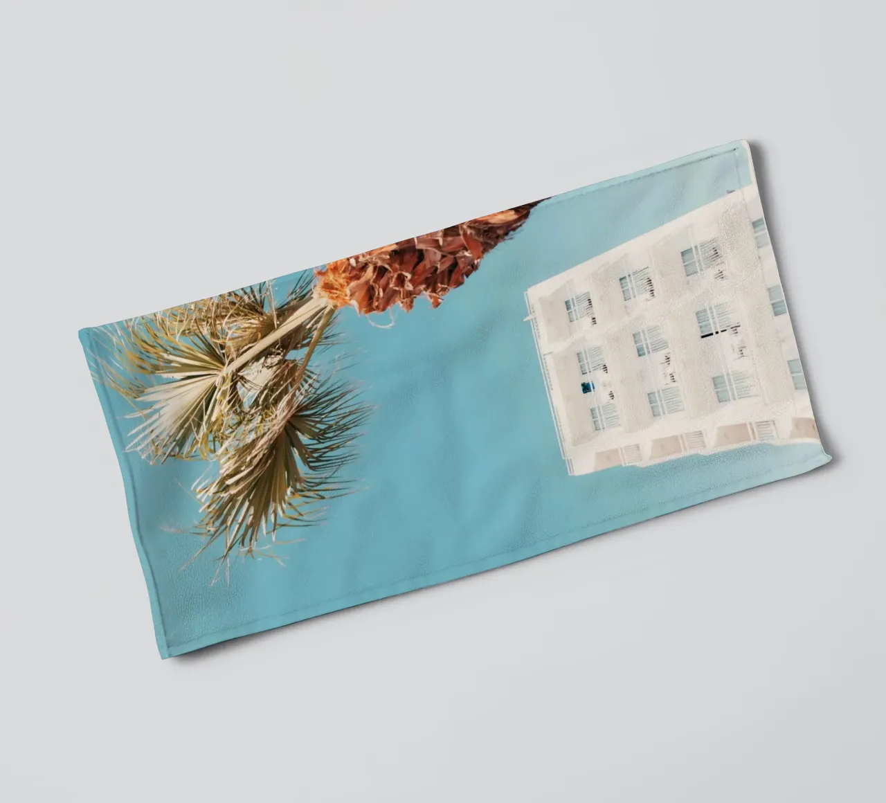 building with palm asciugamano da bagno da mip of map