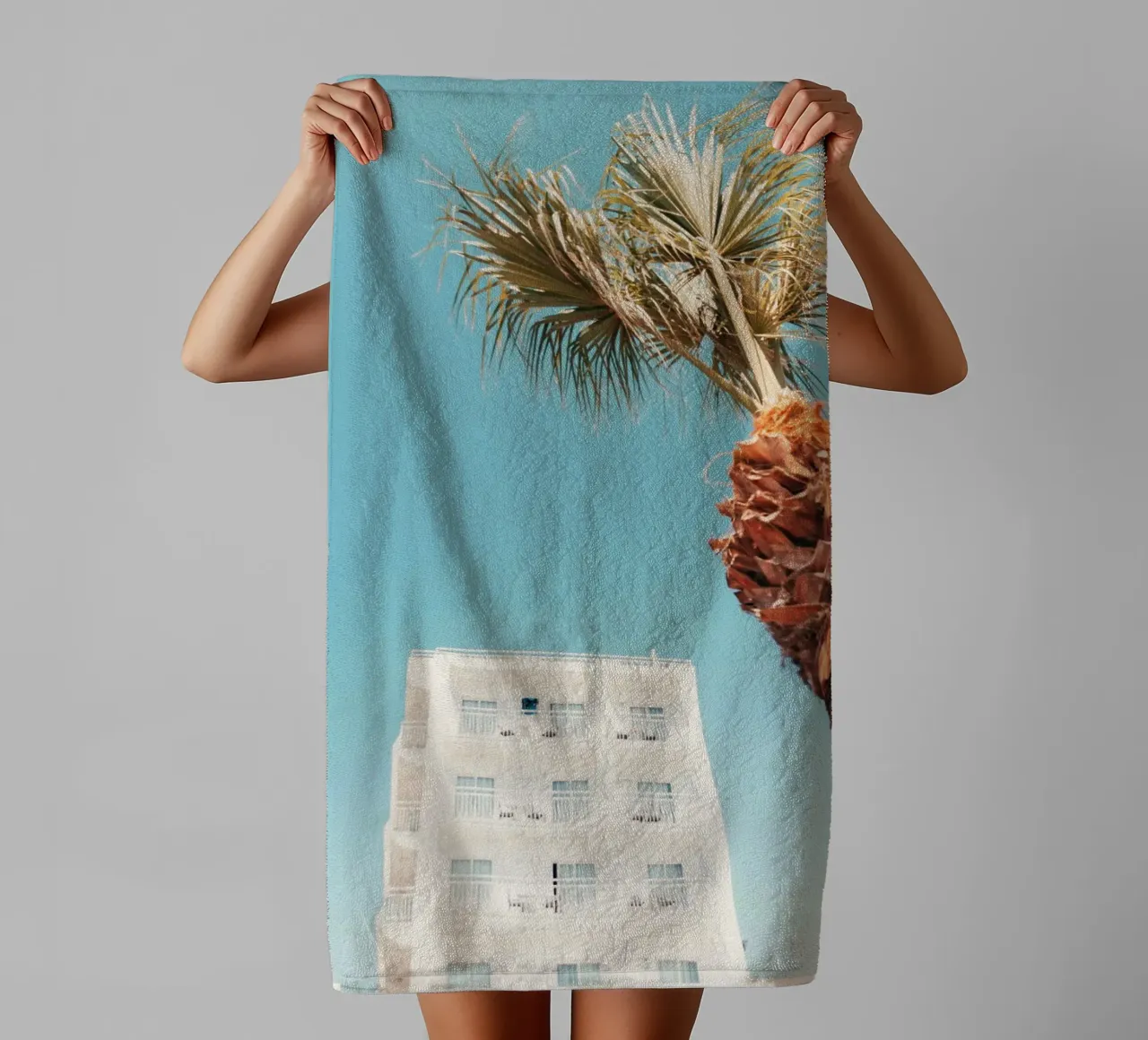 building with palm asciugamano da bagno da mip of map