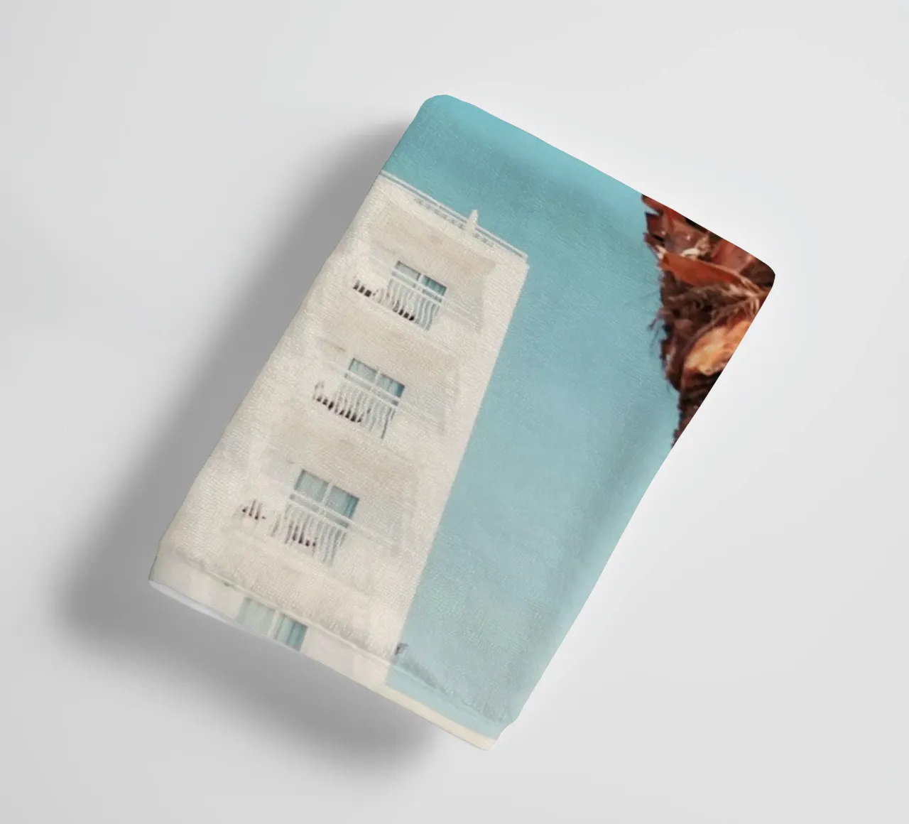 building with palm asciugamano da bagno da mip of map