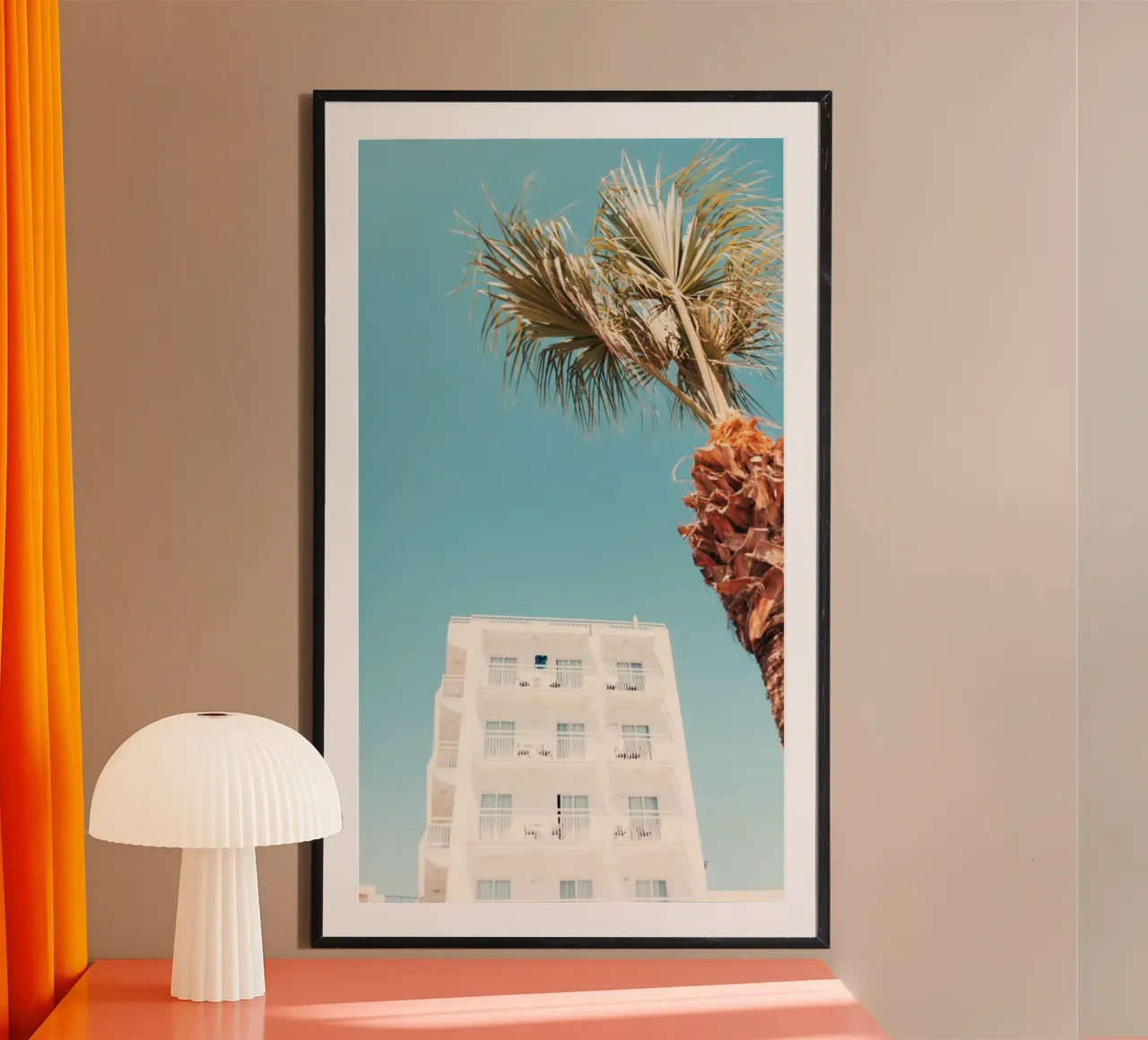 building with palm poster con telaio in alluminio da mip of map