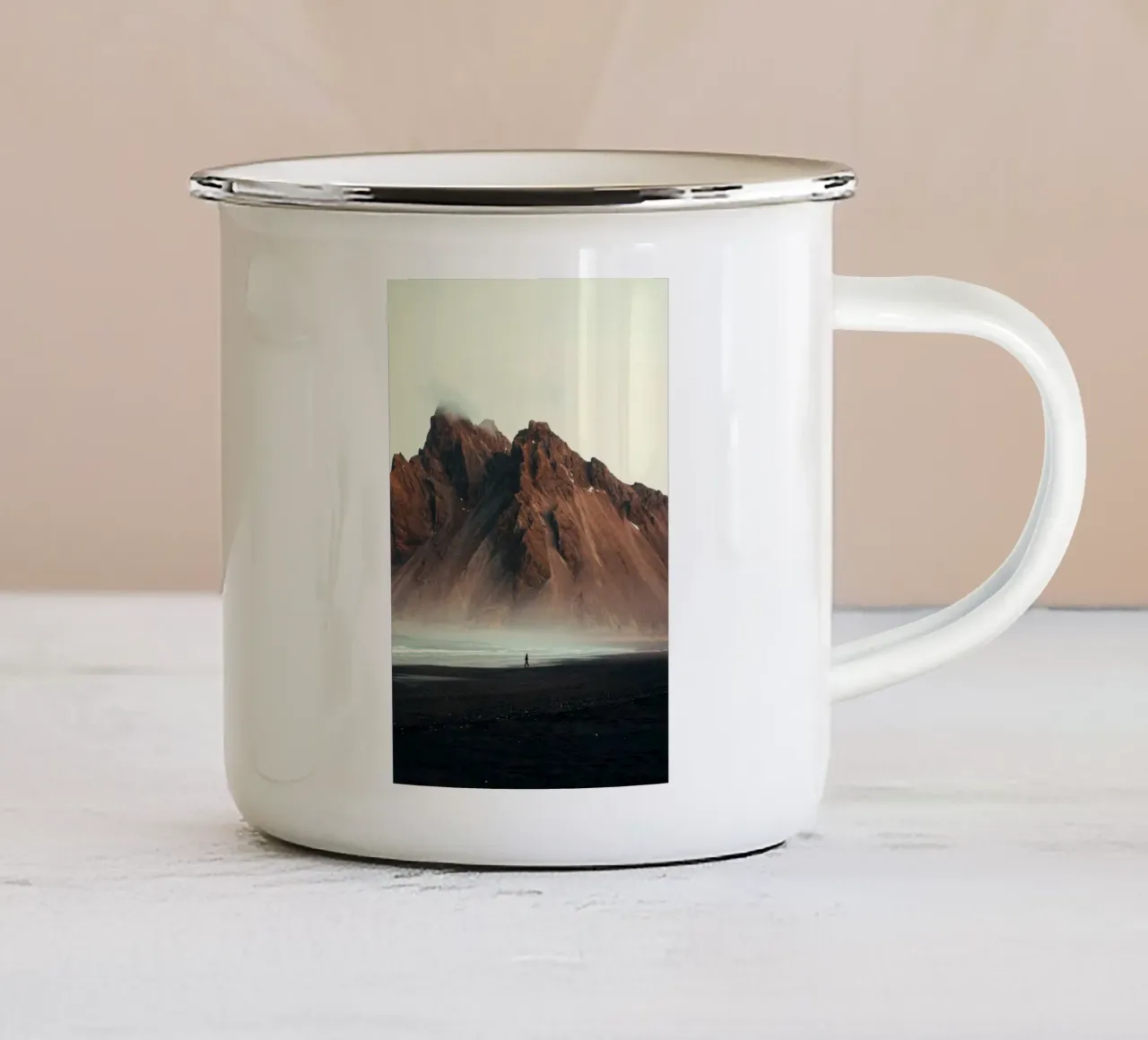 moutain and person tazza in smalto da Good days