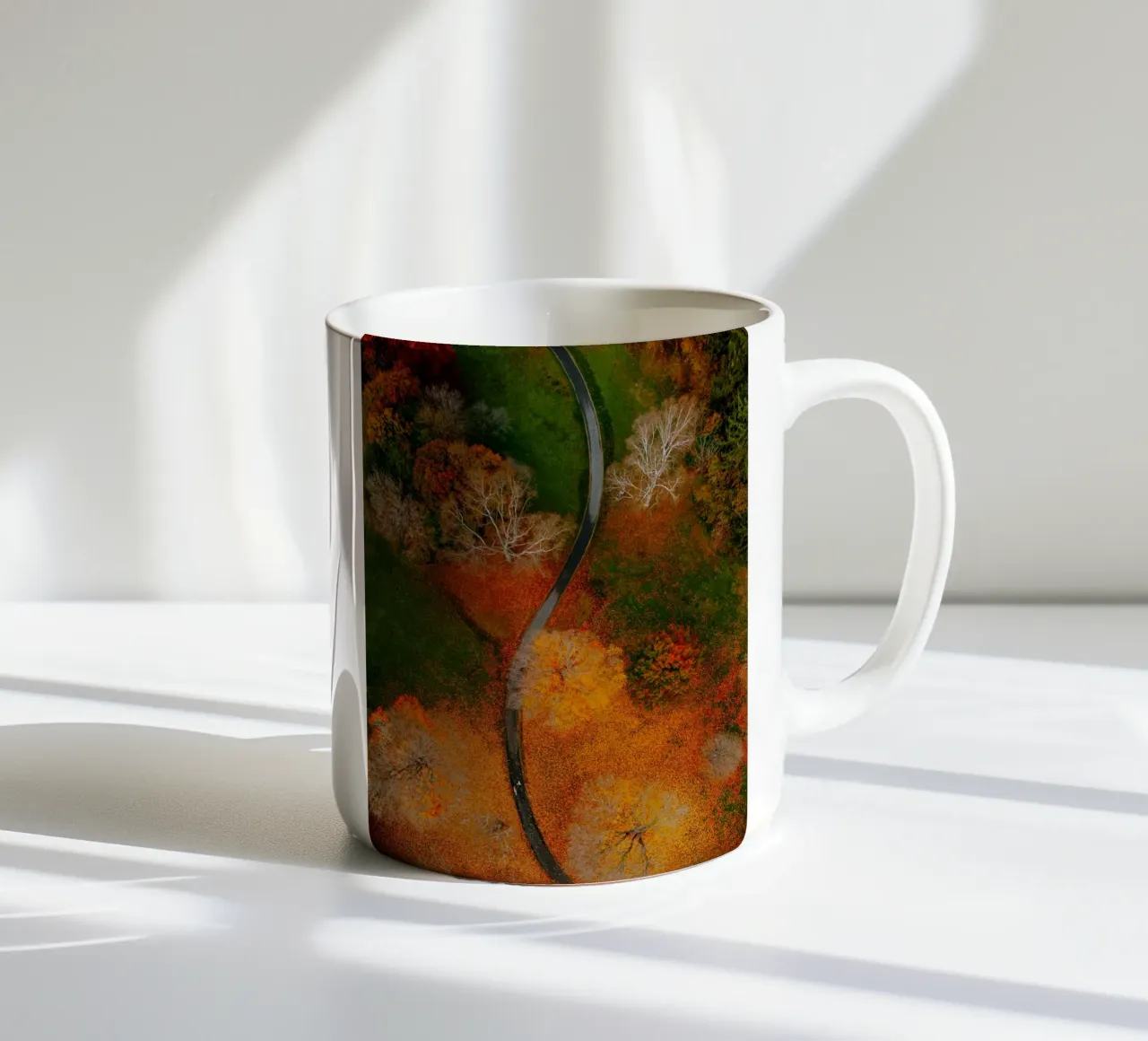 curve road in blossom forest tazza in ceramica da Good days