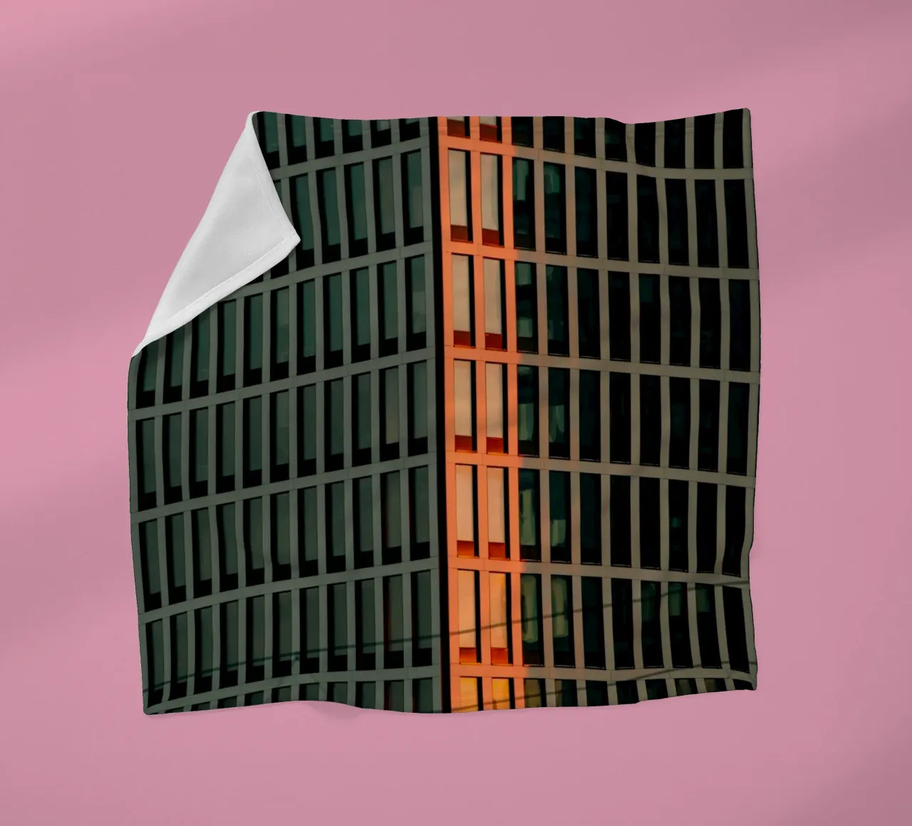 building in afternoon coperta in pile da kichin