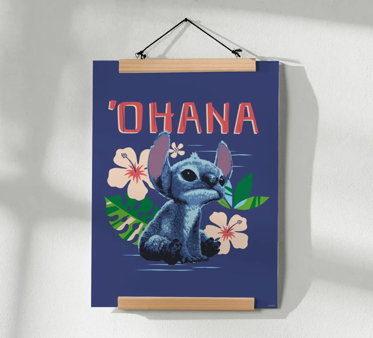 Stitch ´OHANA Poster mit Aluminium Rahmen von Stitch