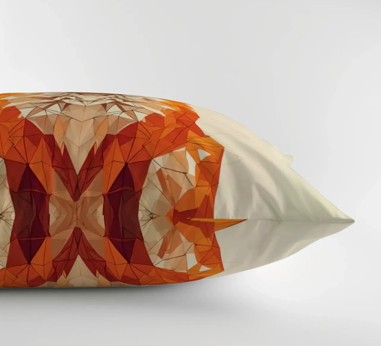 Illustrazione geometrica di una volpe con design poligonale cuscino da DesignDoodle
