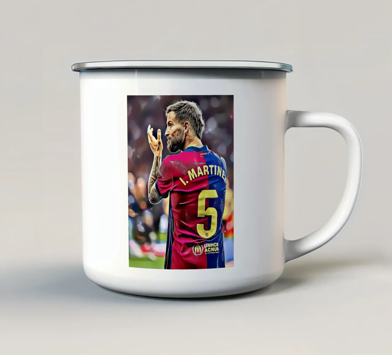 Illustrazione di un giocatore di calcio in maglia rossa e blu numero 5 tazza in smalto da dark eagle