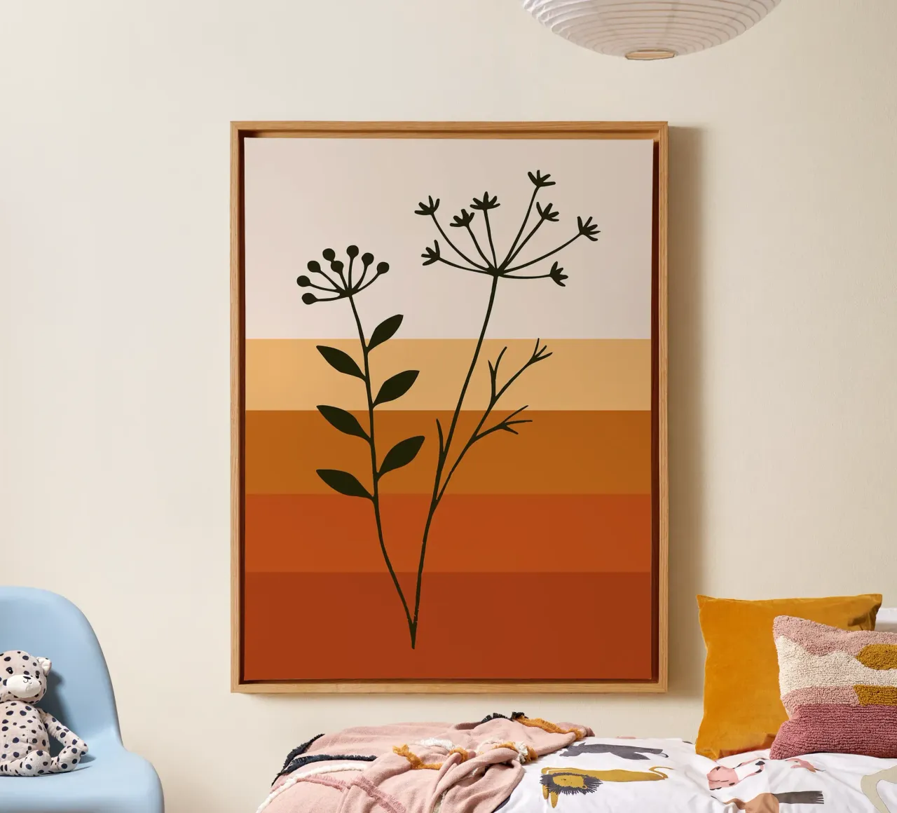 Arte floreale minimalista con i toni della terra tela con Cornice a cassetta da Maria Maier