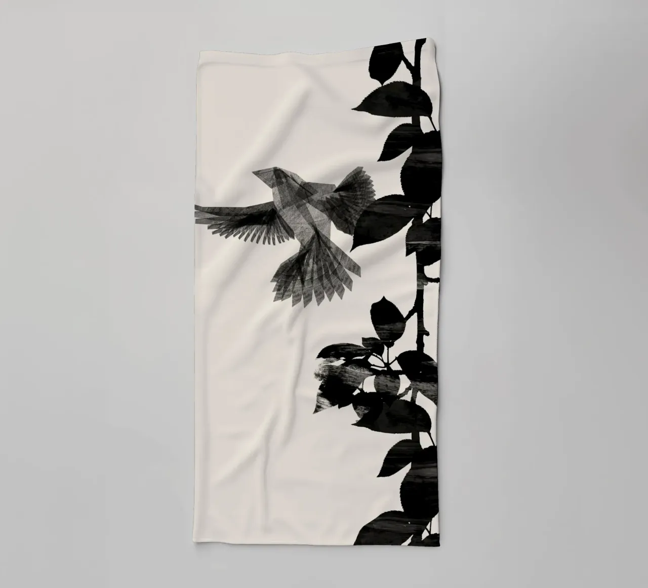 Danushka - Uccello botanico A asciugamano da bagno da The Artcircle