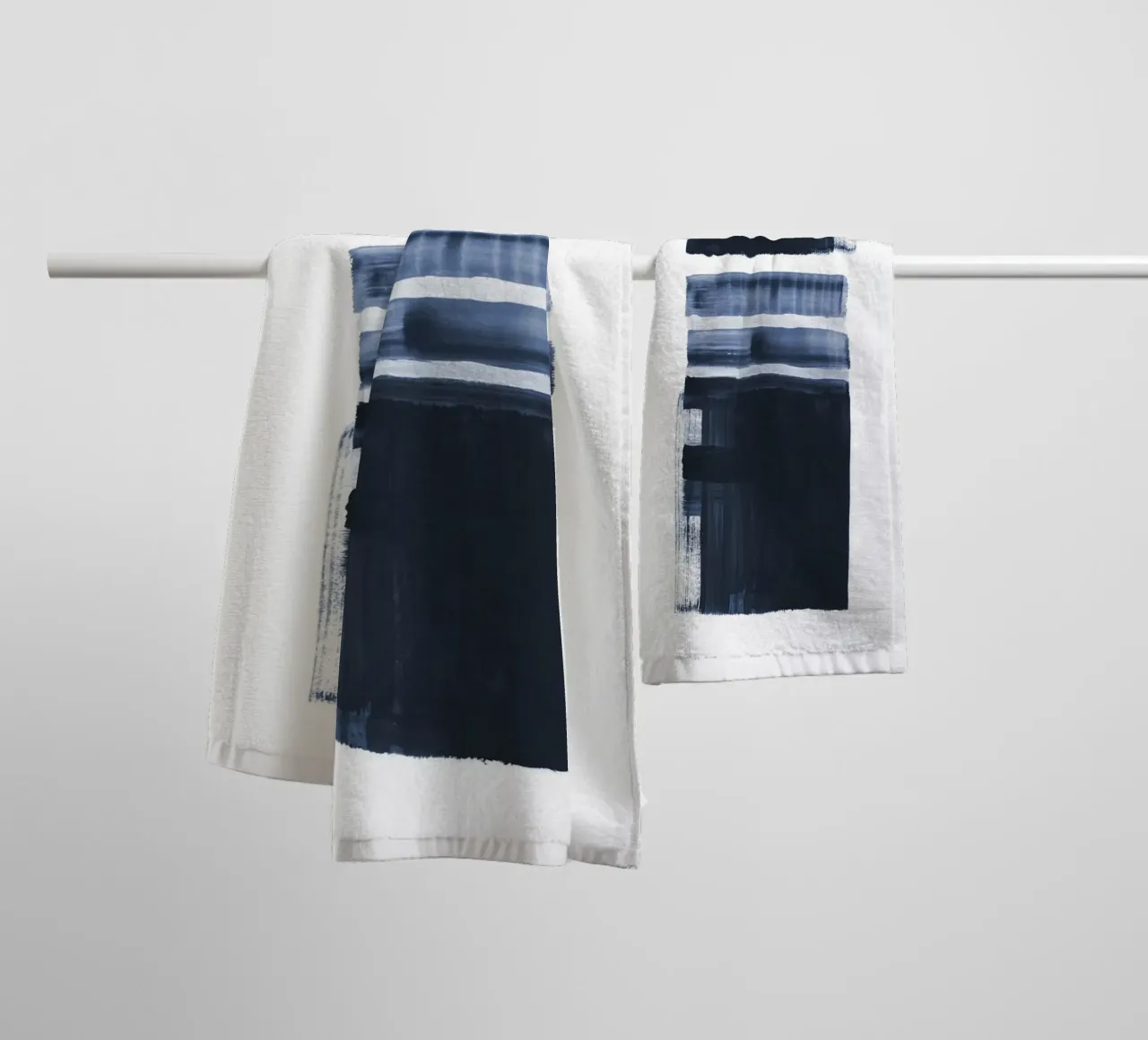 Danushka - Criptico asciugamano da bagno da The Artcircle