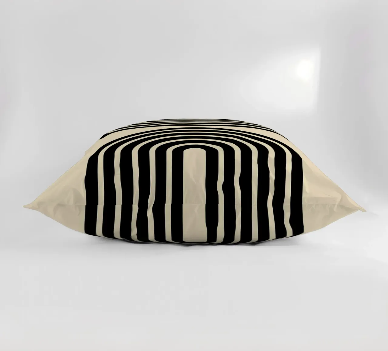 Archi geometrici minimalisti a righe in grassetto 2 | nero su beige cuscino da Beauty in Simplicity