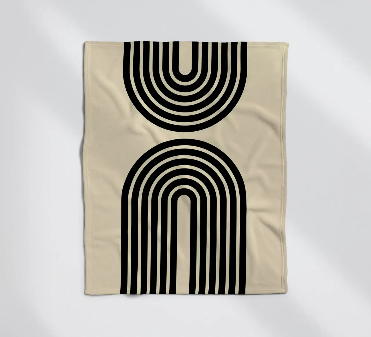 Archi geometrici minimalisti a righe in grassetto 2 | nero su beige coperta in pile da Beauty in Simplicity