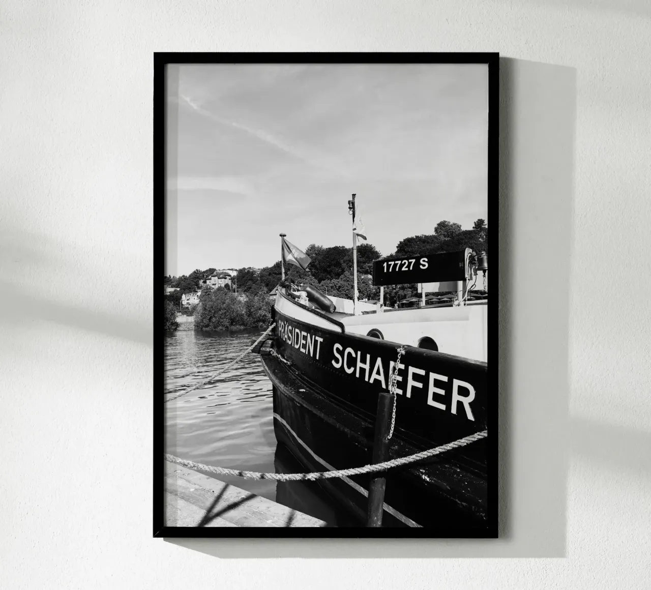 Zwischen Elbe und Kutter – Övelgönne poster con telaio in legno da DigiWunderwerk