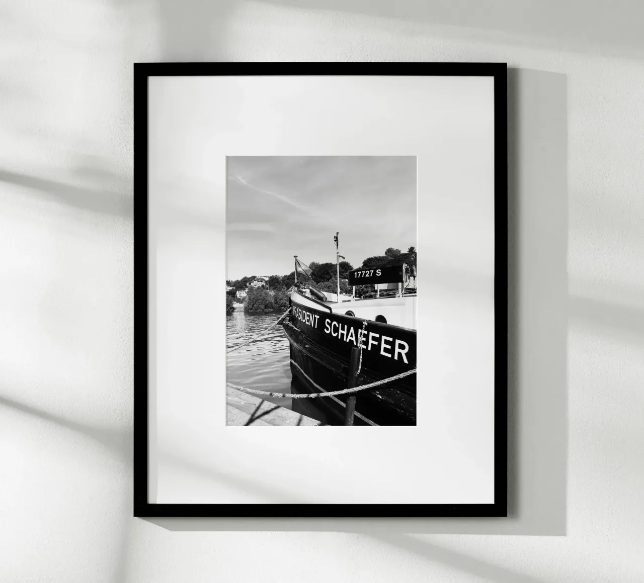 Zwischen Elbe und Kutter – Övelgönne poster con telaio in legno da DigiWunderwerk