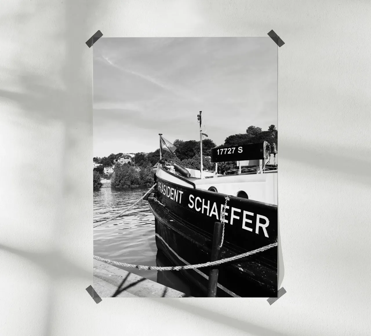Zwischen Elbe und Kutter – Övelgönne poster con telaio in legno da DigiWunderwerk