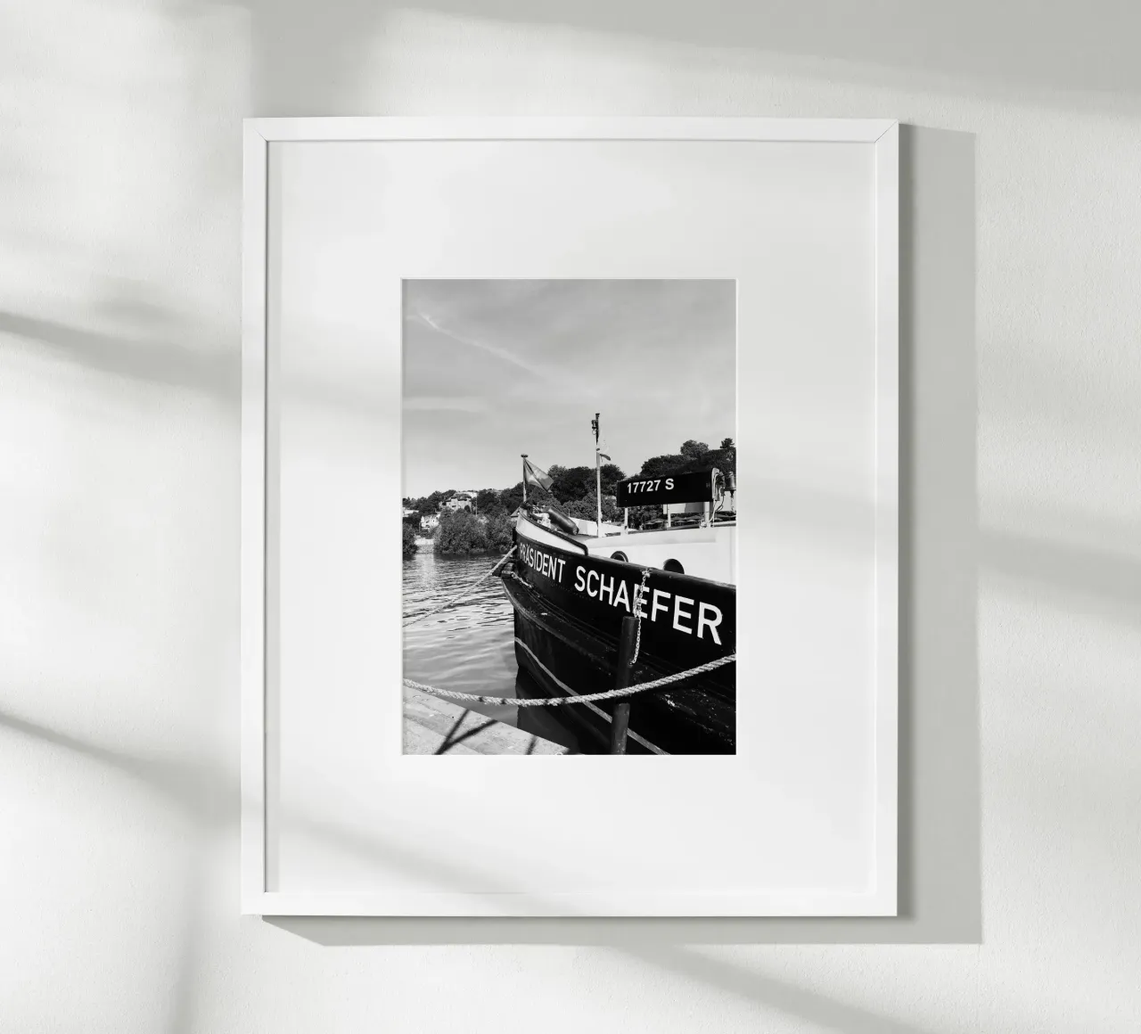 Zwischen Elbe und Kutter – Övelgönne poster con telaio in legno da DigiWunderwerk