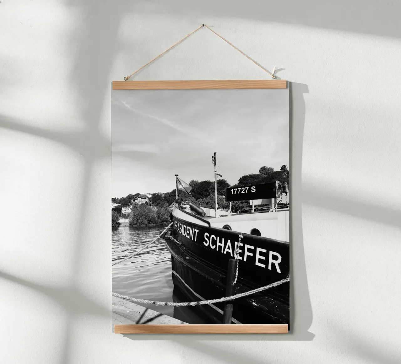 Zwischen Elbe und Kutter – Övelgönne poster con telaio in legno da DigiWunderwerk