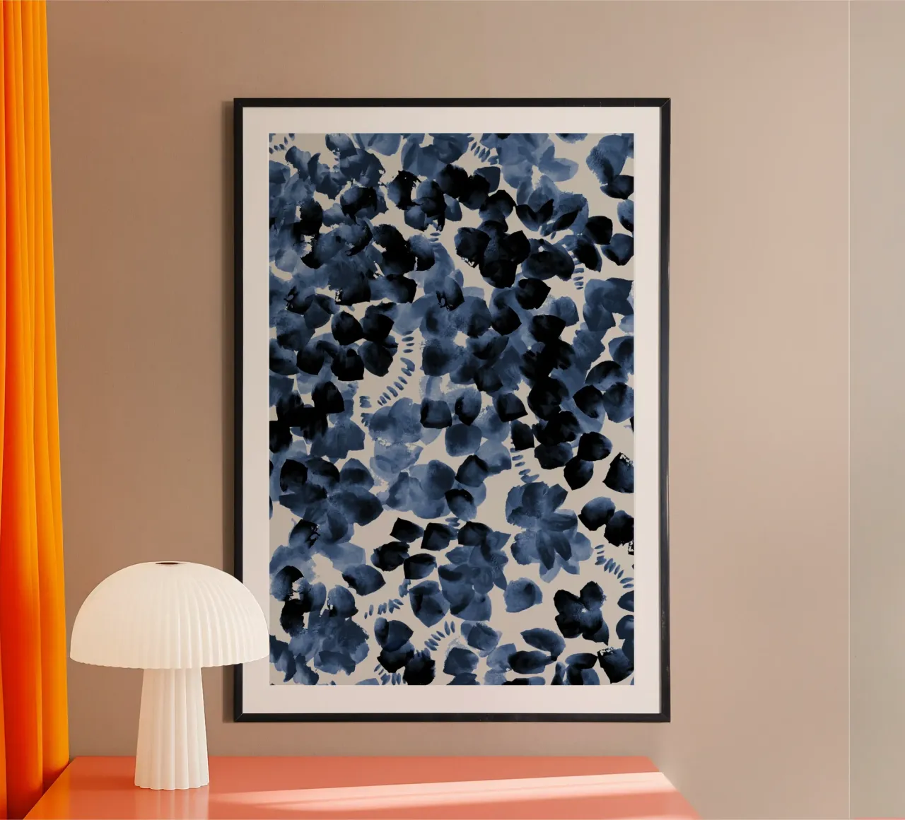Danushka - Fiori notturni su una vite poster con telaio in legno da The Artcircle