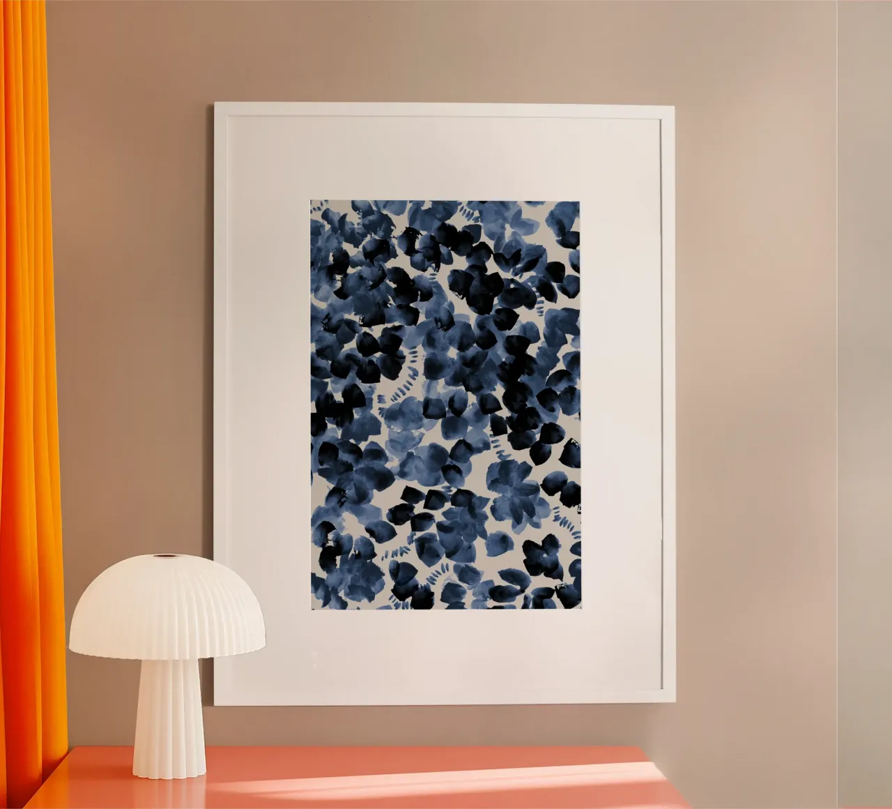 Danushka - Fiori notturni su una vite poster con telaio in legno da The Artcircle