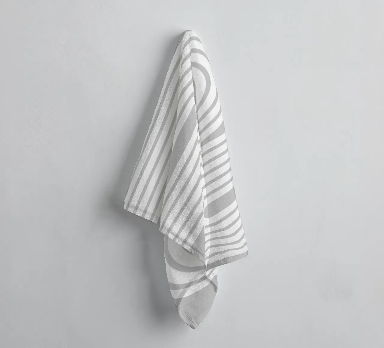 Archi geometrici minimalisti a strisce bianche su grigio chiaro asciugamano da bagno da Beauty in Simplicity