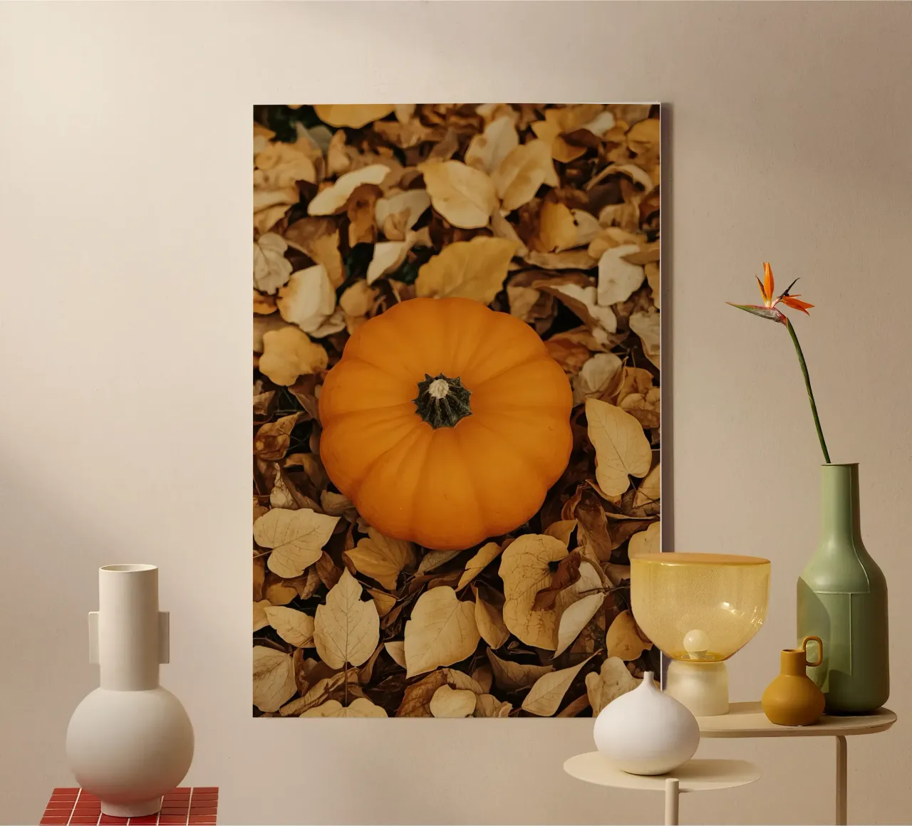 Zucca arancione su foglie autunnali cadute tela con Cornice a cassetta da DesignDoodle