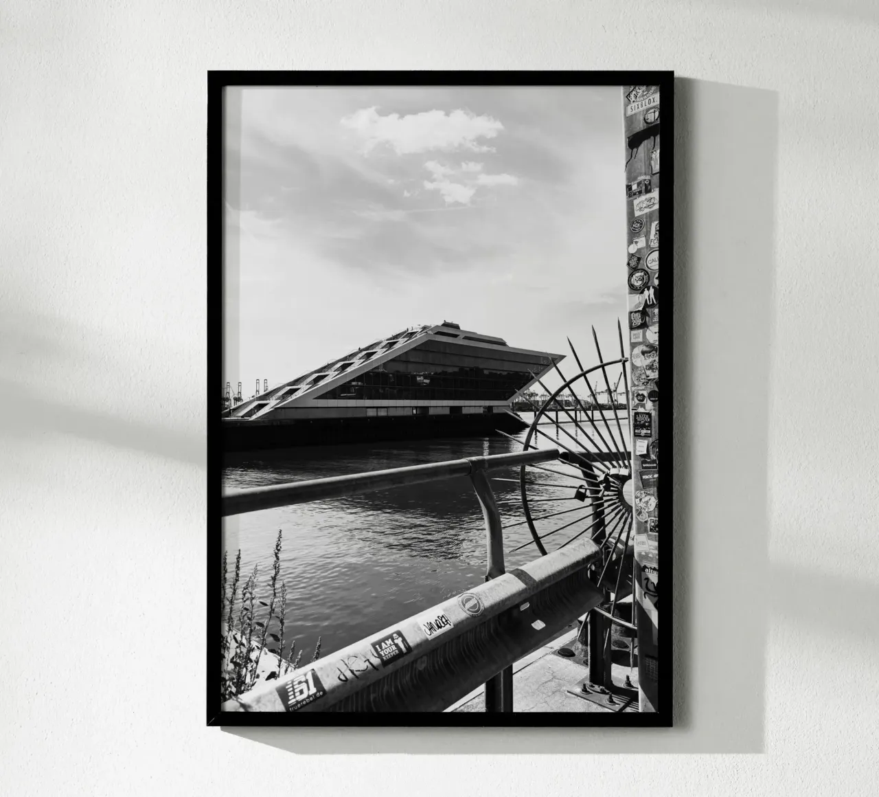 Dockland Vibes – Hamburg Streetstyle poster con telaio in legno da DigiWunderwerk