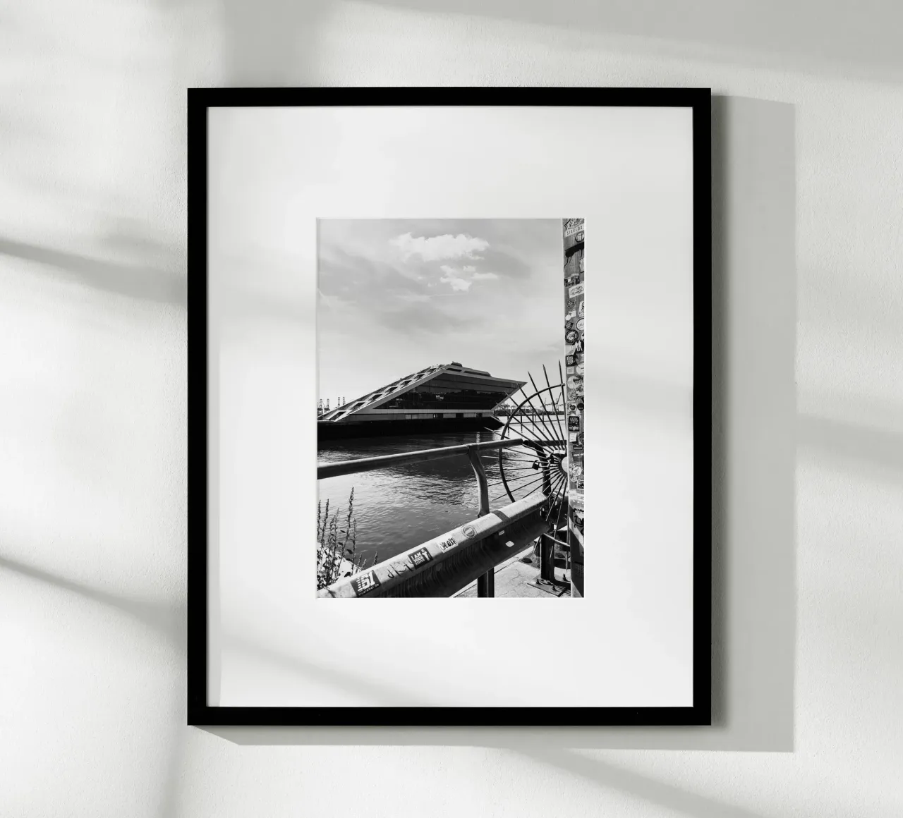 Dockland Vibes – Hamburg Streetstyle poster con telaio in legno da DigiWunderwerk