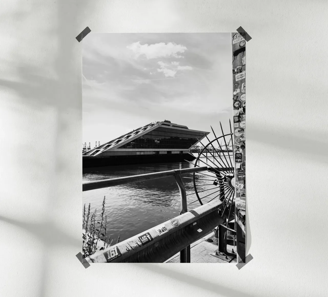 Dockland Vibes – Hamburg Streetstyle poster con telaio in legno da DigiWunderwerk