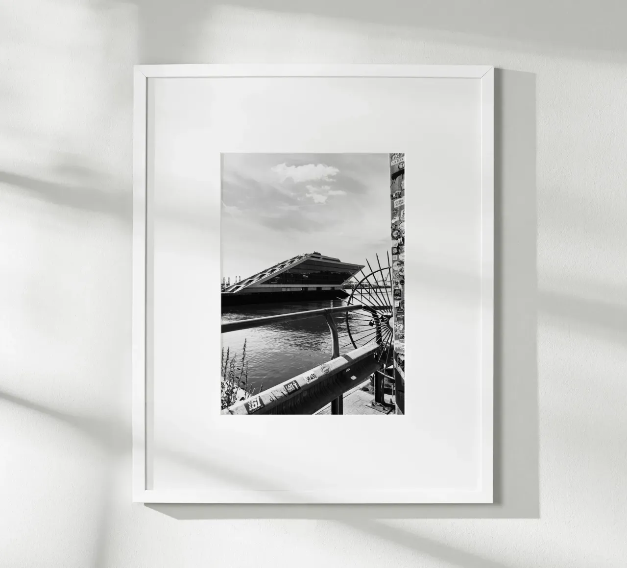 Dockland Vibes – Hamburg Streetstyle poster con telaio in legno da DigiWunderwerk