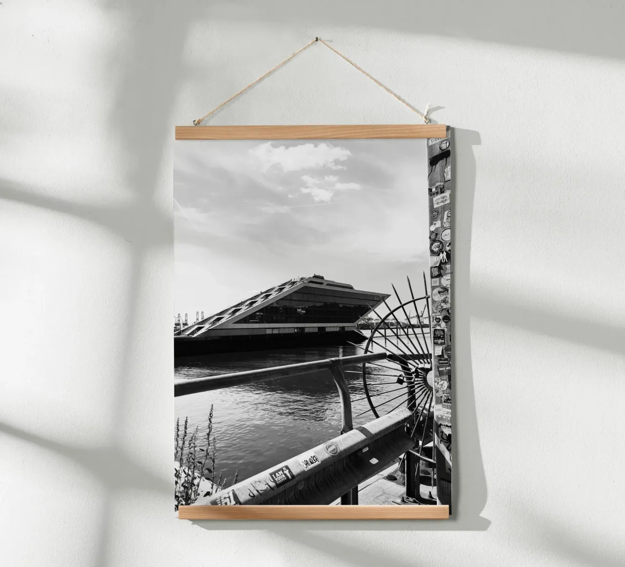 Dockland Vibes – Hamburg Streetstyle poster con telaio in legno da DigiWunderwerk
