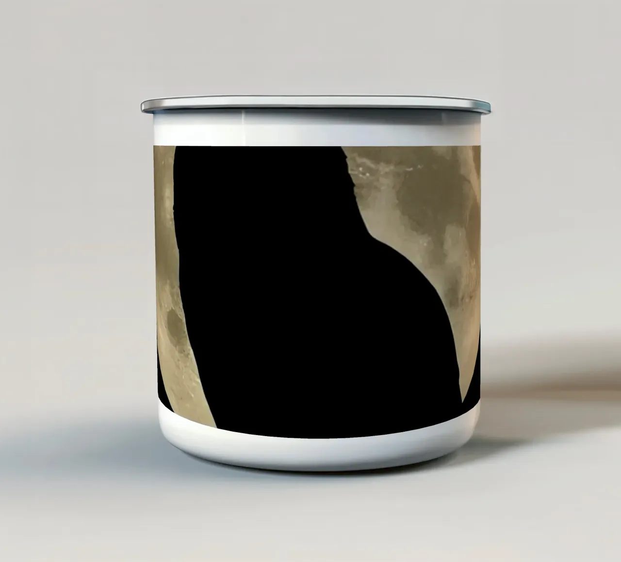 Sagoma di gufo davanti alla luna tazza in smalto da DesignDoodle