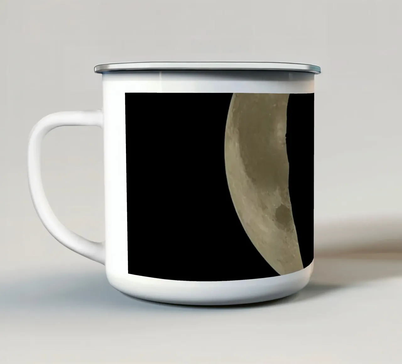 Sagoma di gufo davanti alla luna tazza in smalto da DesignDoodle