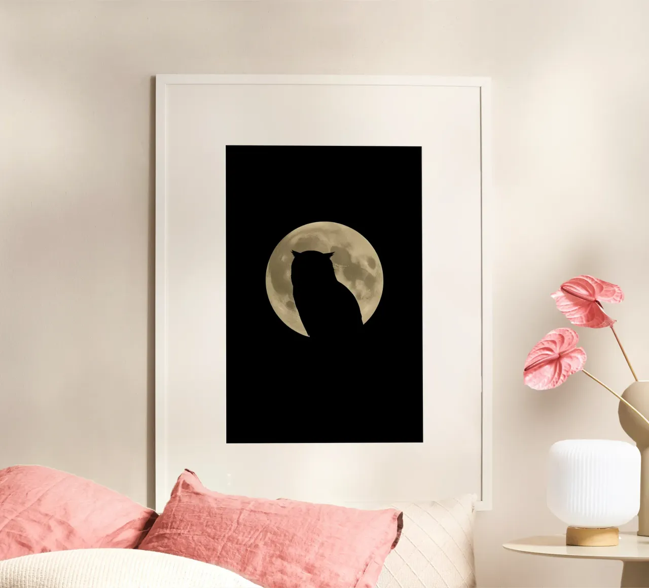 Sagoma di gufo davanti alla luna poster con telaio in alluminio da DesignDoodle