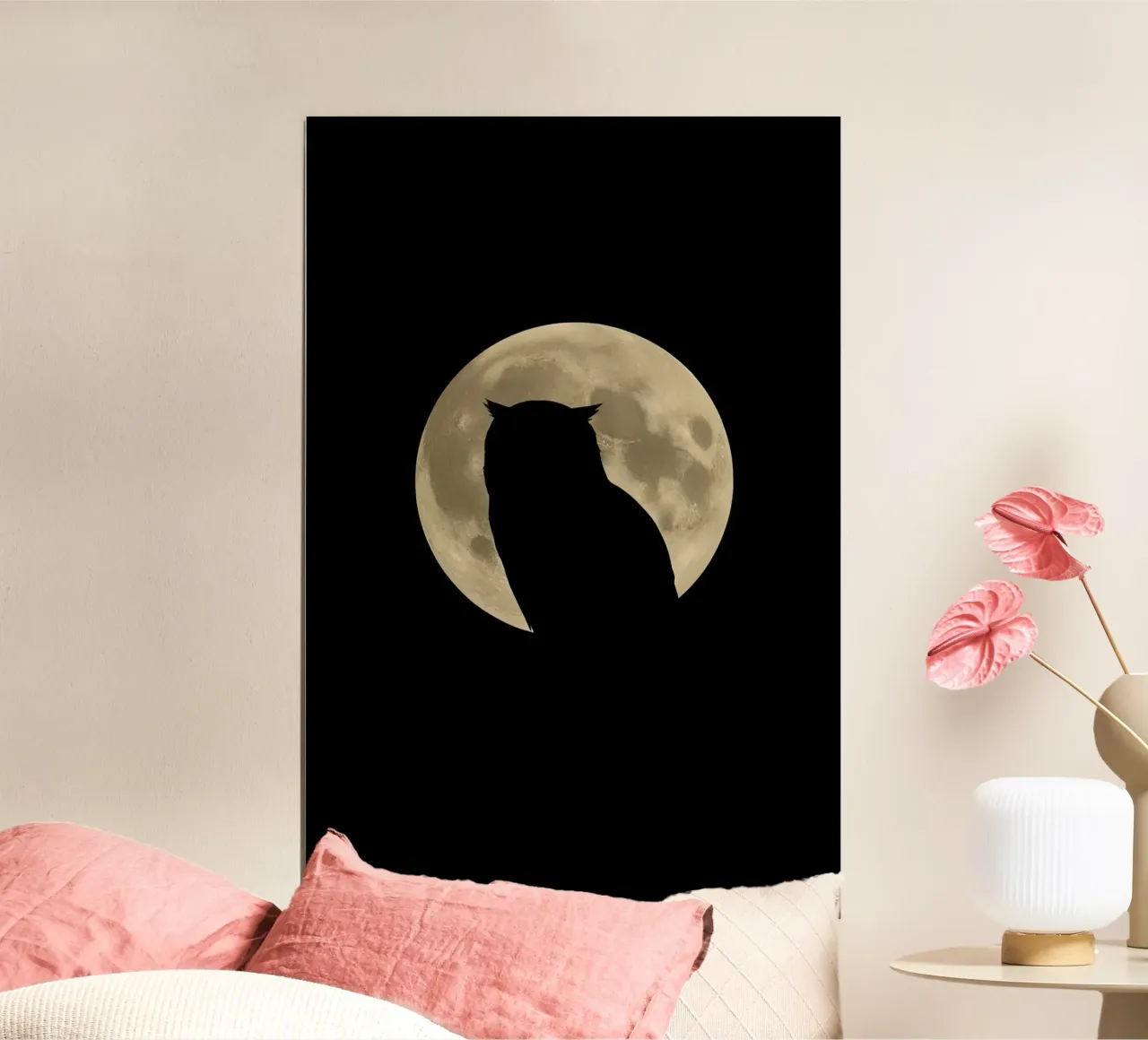 Sagoma di gufo davanti alla luna poster con telaio in alluminio da DesignDoodle