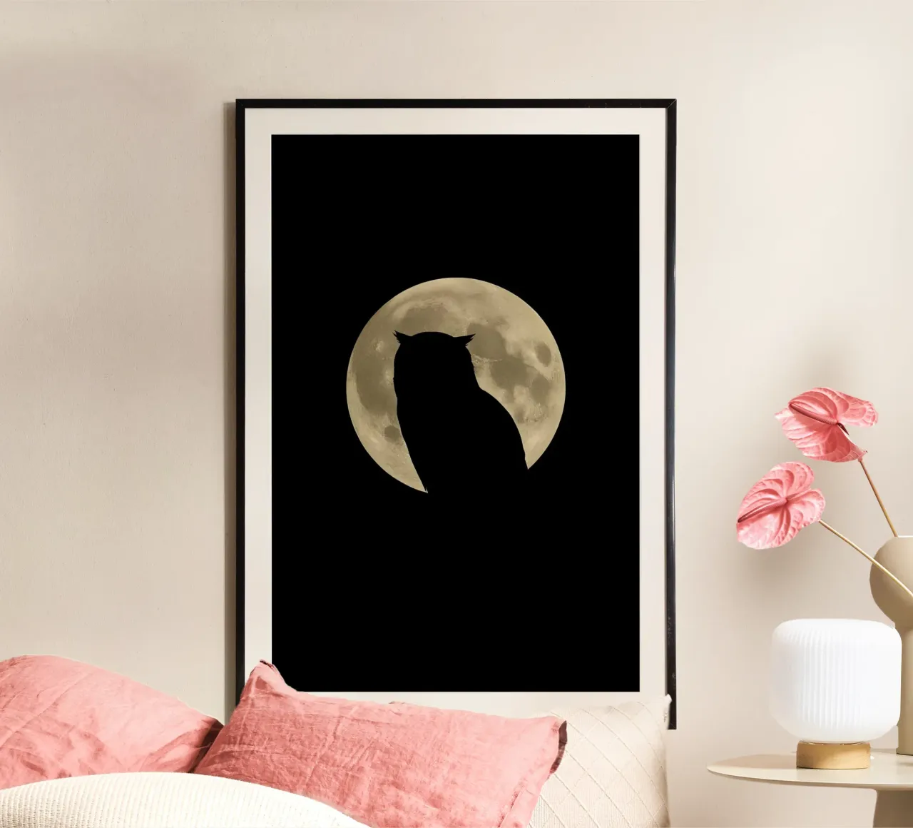 Sagoma di gufo davanti alla luna poster con telaio in alluminio da DesignDoodle