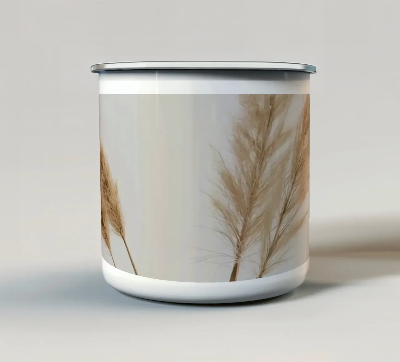 Pampasgras in gestreepte vaas op wit oppervlak emaille mok van DesignDoodle