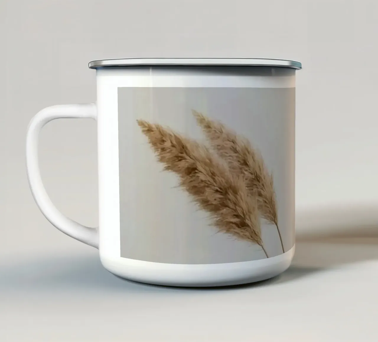 Pampasgras in gestreepte vaas op wit oppervlak emaille mok van DesignDoodle