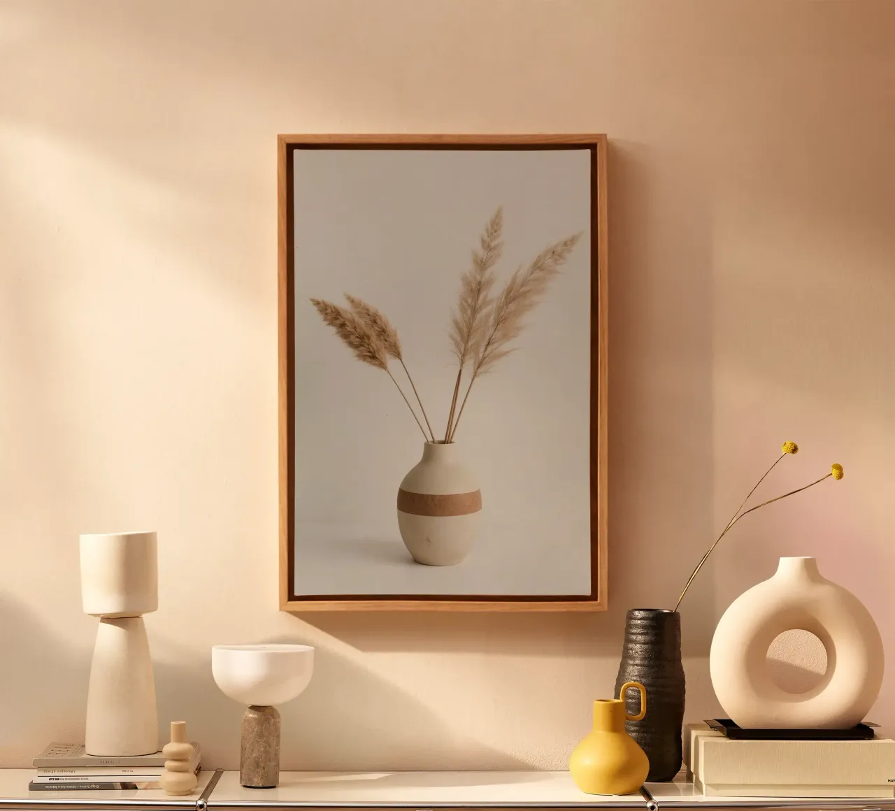 Pampasgras in gestreifter Vase auf weißer Oberfläche Leinwand mit Schattenfugenrahmen von DesignDoodle