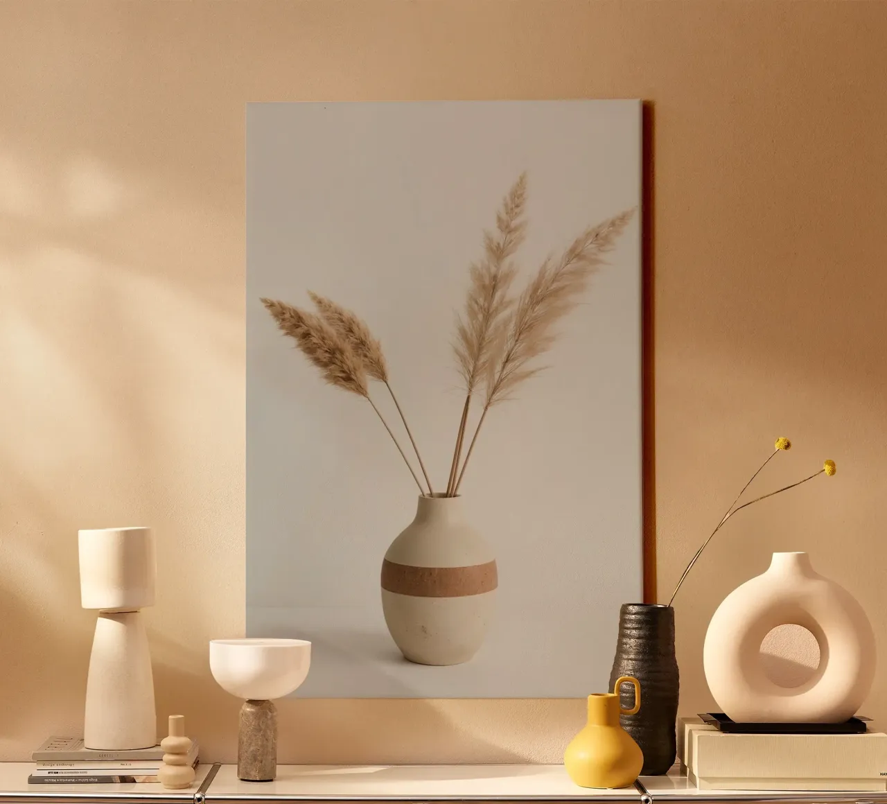 Pampasgras in gestreifter Vase auf weißer Oberfläche Leinwand mit Schattenfugenrahmen von DesignDoodle