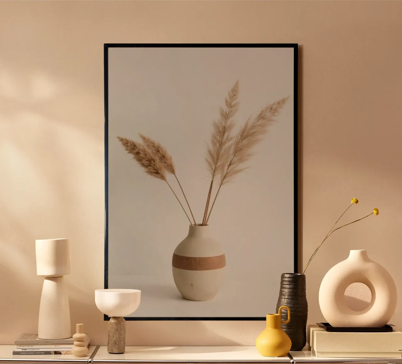Herbe de la pampa dans un vase rayé sur fond blanc poster de DesignDoodle