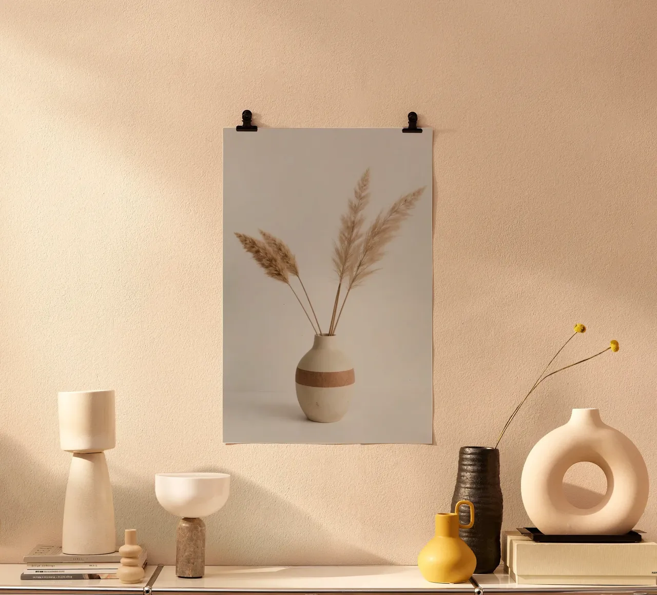 Herbe de la pampa dans un vase rayé sur fond blanc poster de DesignDoodle