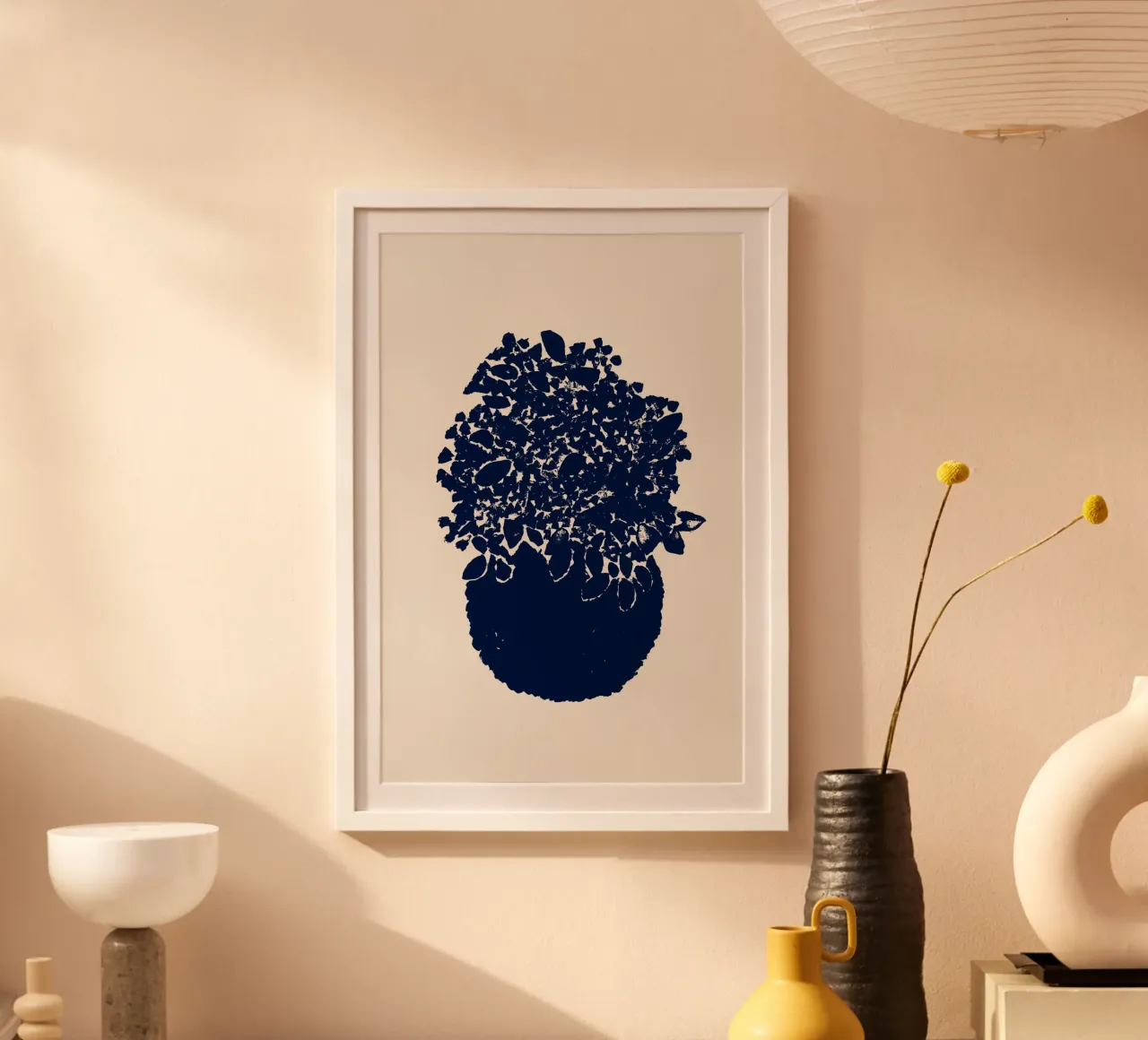 Danushka - Lillà in vaso e cespuglio di fumo poster con telaio in legno da The Artcircle