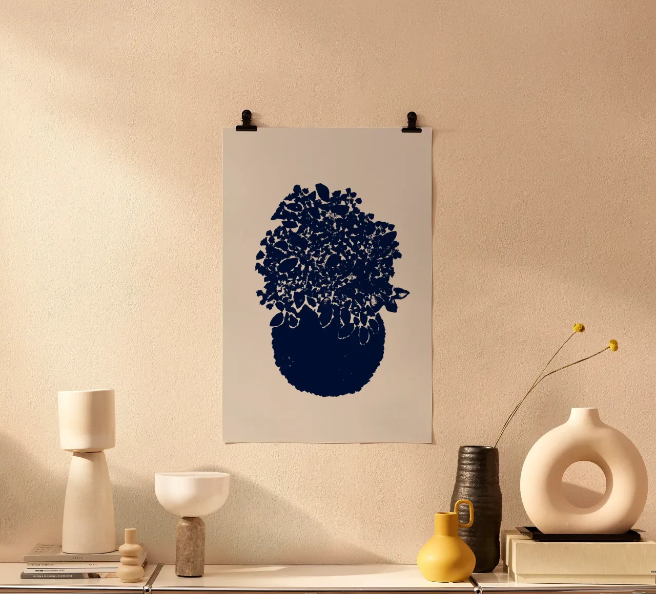 Danushka - Lillà in vaso e cespuglio di fumo poster con telaio in legno da The Artcircle