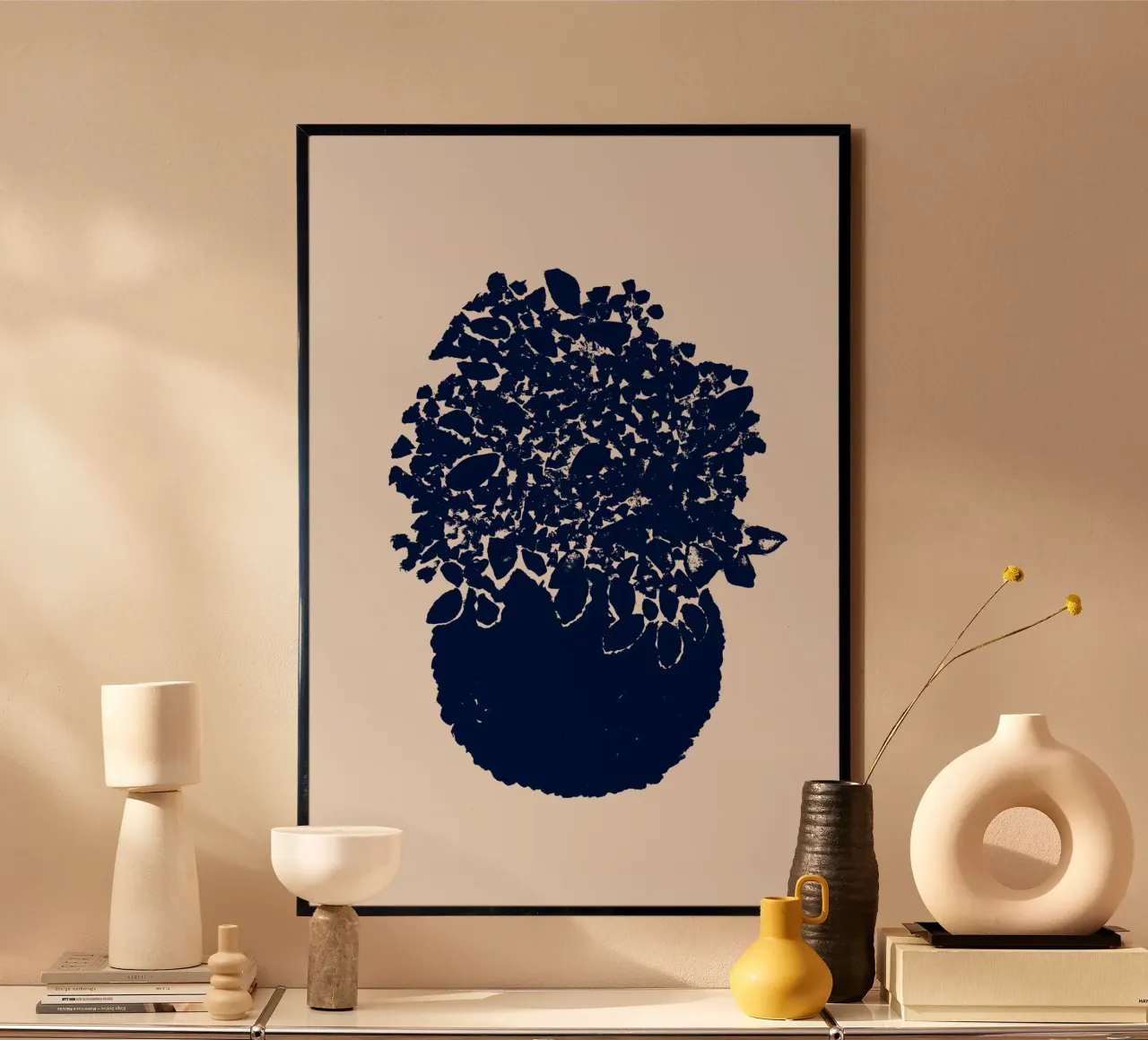Danushka - Lillà in vaso e cespuglio di fumo poster con telaio in legno da The Artcircle