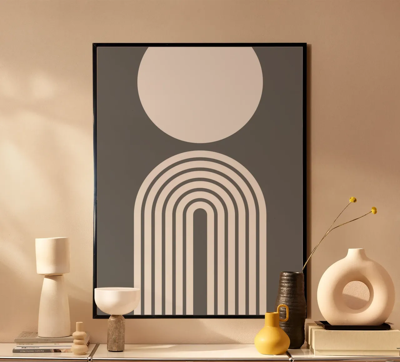 Minimalistische geometrische boog en cirkel | Wit op donkergrijs poster met aluminium frame van Beauty in Simplicity