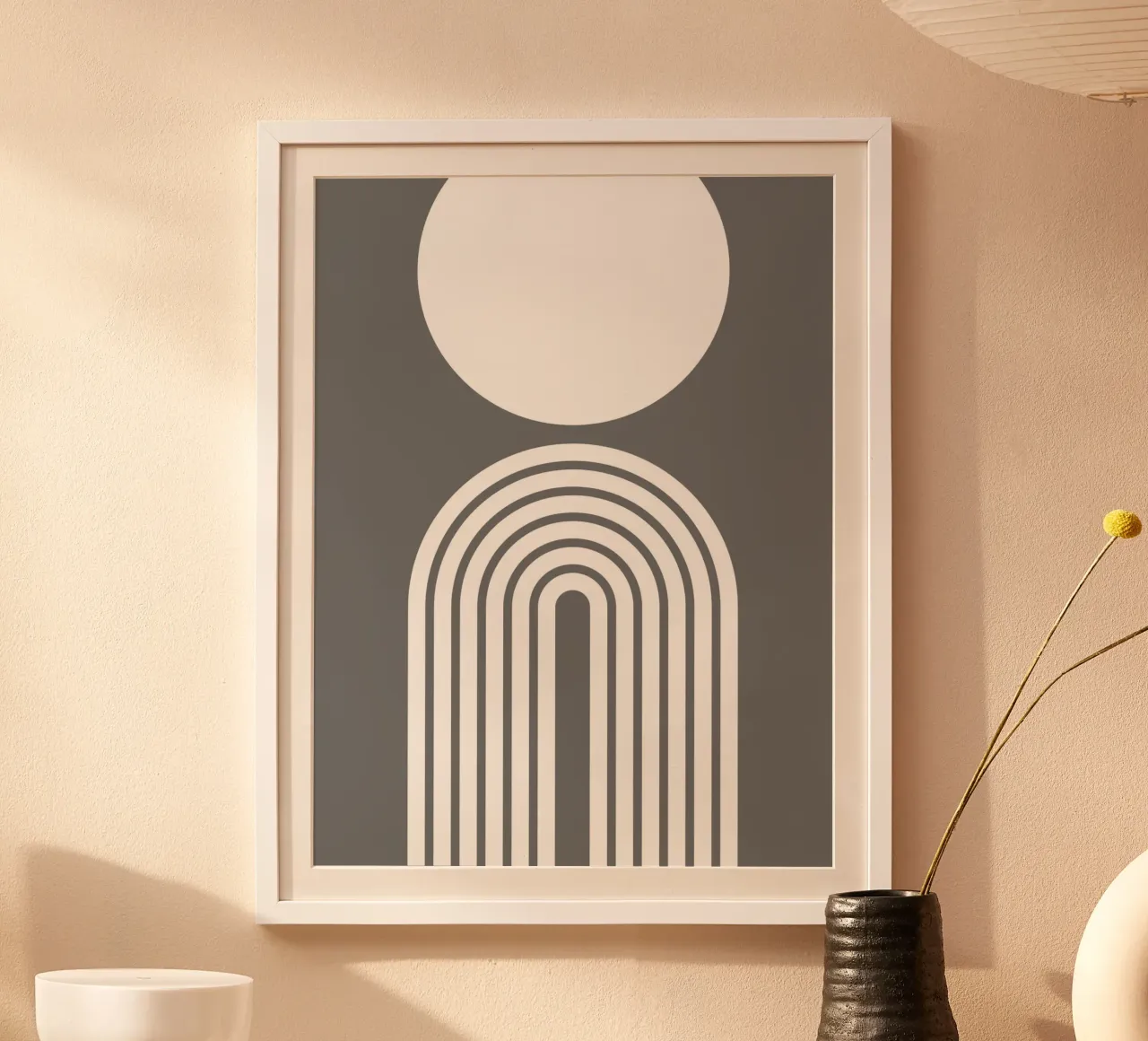 Minimalistische geometrische boog en cirkel | Wit op donkergrijs poster met aluminium frame van Beauty in Simplicity