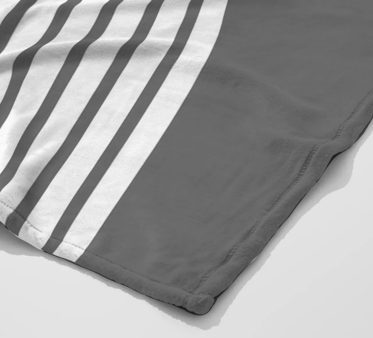 Arco geometrico minimalista e cerchio bianco su grigio scuro coperta in pile da Beauty in Simplicity