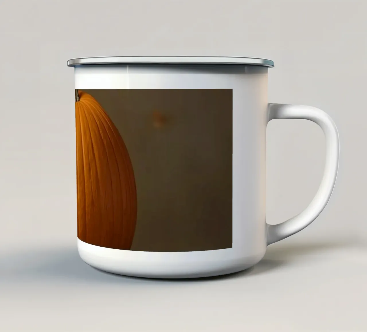 Zucca sul tavolo con foglie d'autunno tazza in smalto da DesignDoodle
