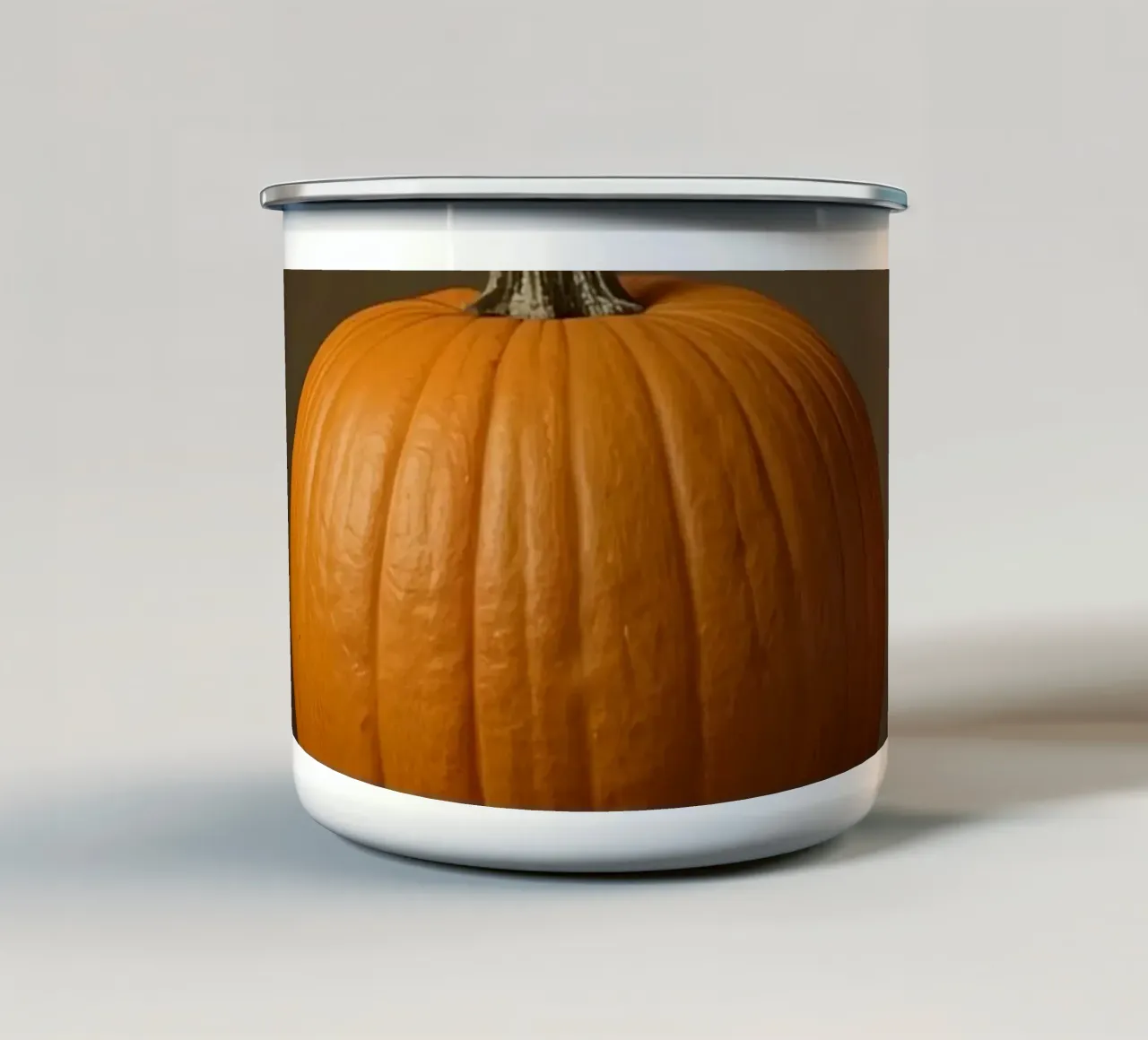 Zucca sul tavolo con foglie d'autunno tazza in smalto da DesignDoodle