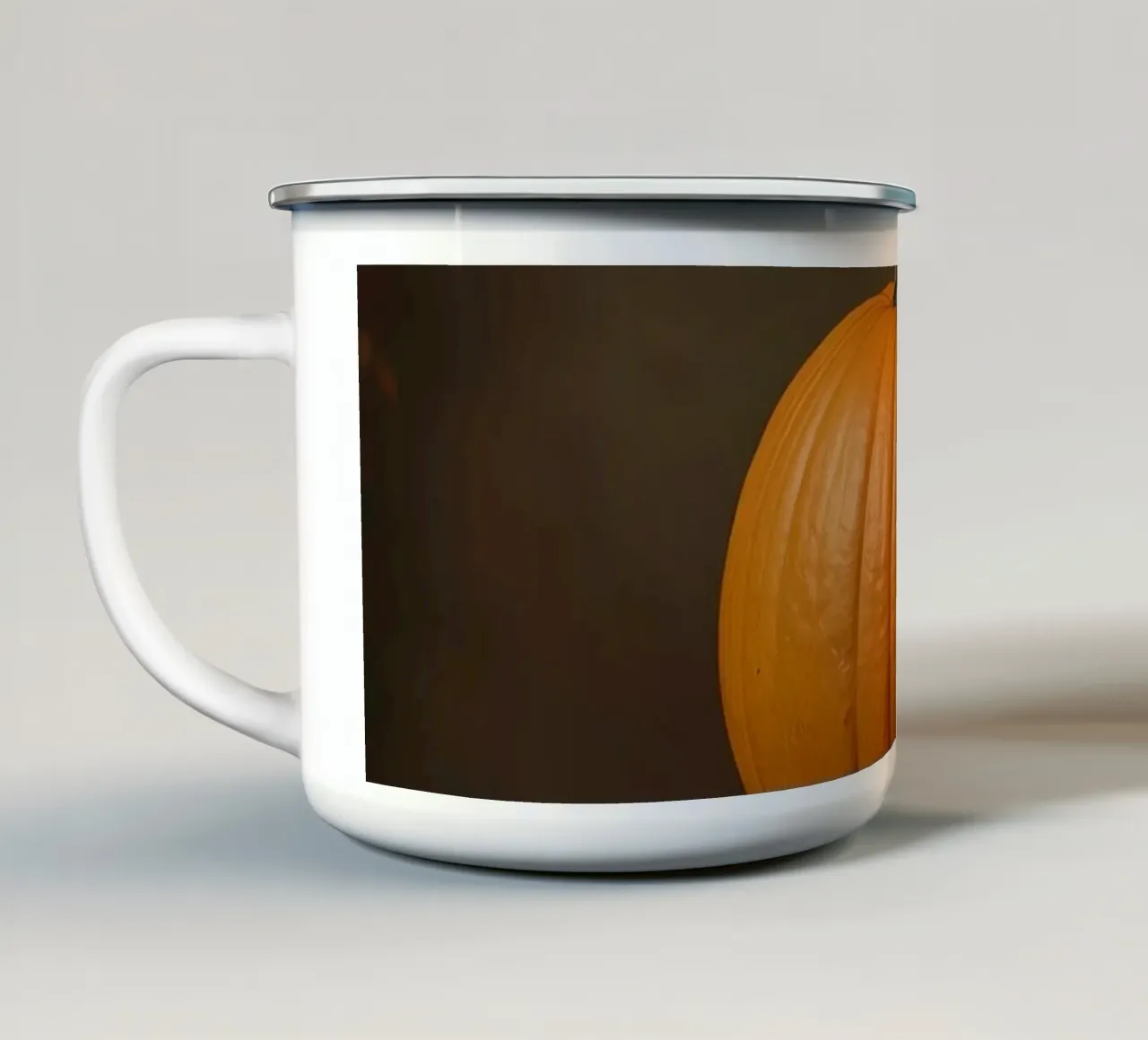 Zucca sul tavolo con foglie d'autunno tazza in smalto da DesignDoodle